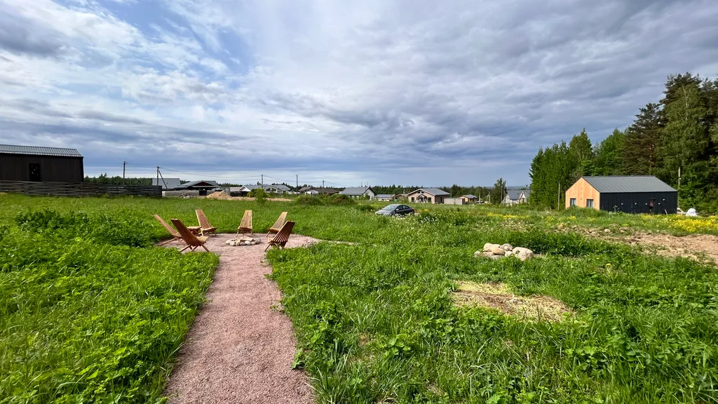 Дом с видом на сосновый лес возле Игоры Драйв с уютной зоной кострища