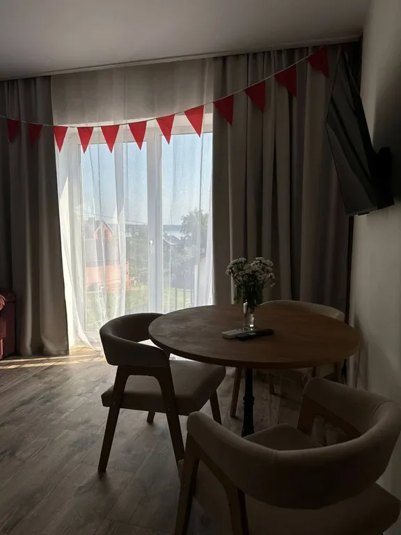 Гостевой номер с видом на озеро и Иверский монастырь