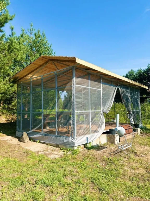 Дом баня на берегу водоема