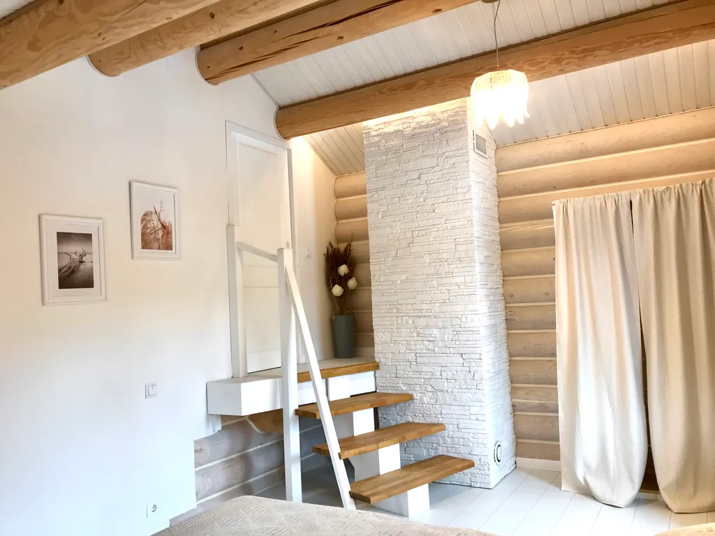 Дом на скале с видом на озеро