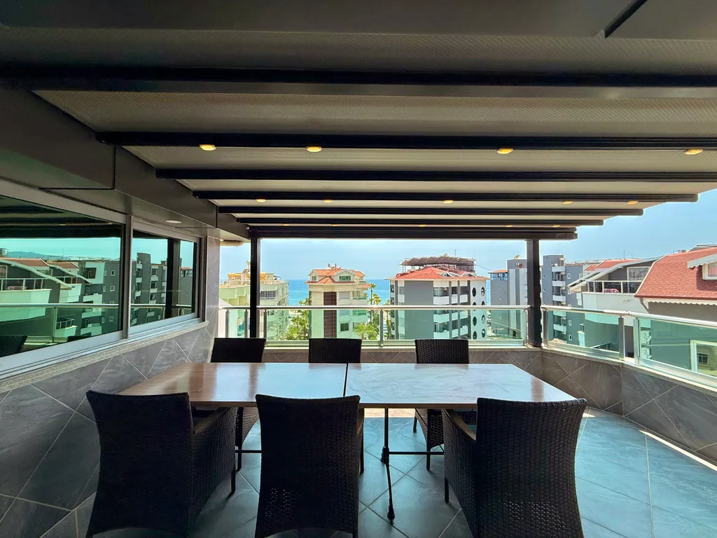 Двухуровневые апартаменты с видом на море и горы