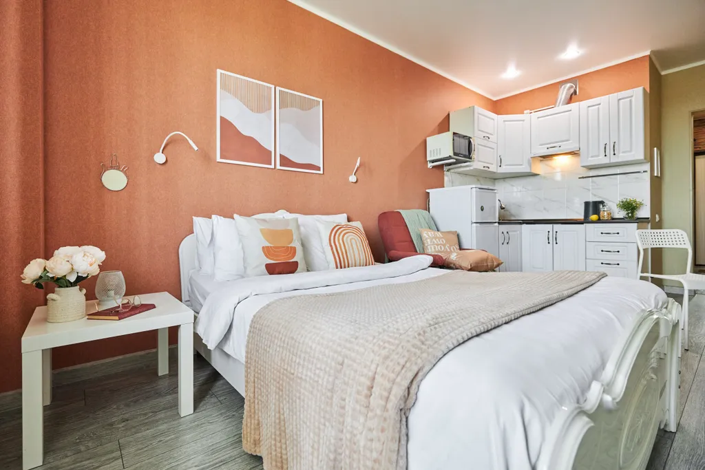 Студия у ЖД вокзала, в центре города