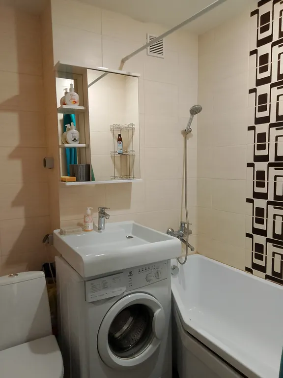 Светлая квартира с кондиционером рядом с парком Якутова