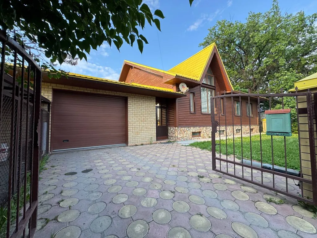 Дом с сауной и бассейном в черте города