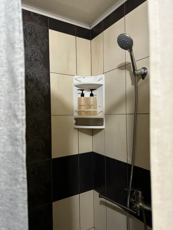 Уютный домик аквамарин у водопада и леса