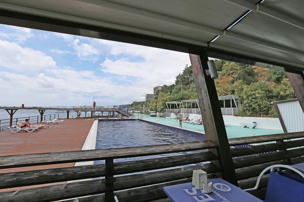 Огромная квартира с бассейном и видом на море