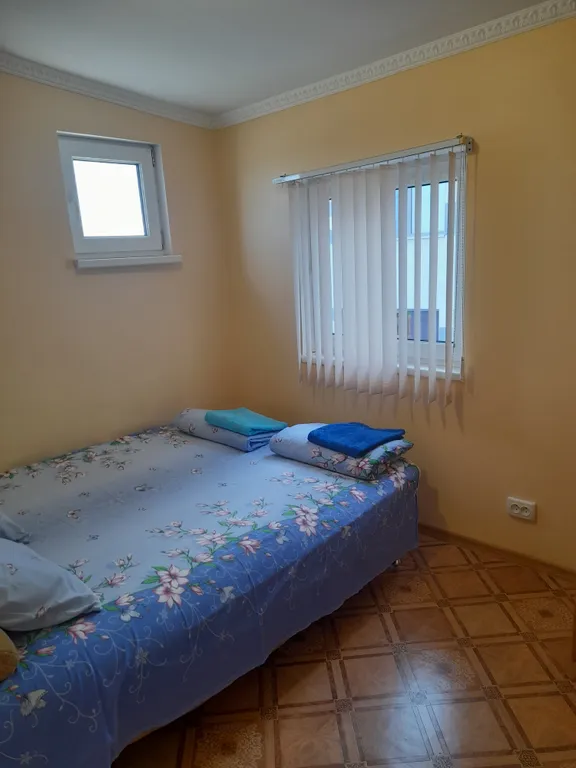 Уютная комната со стоянкой для автомобиля