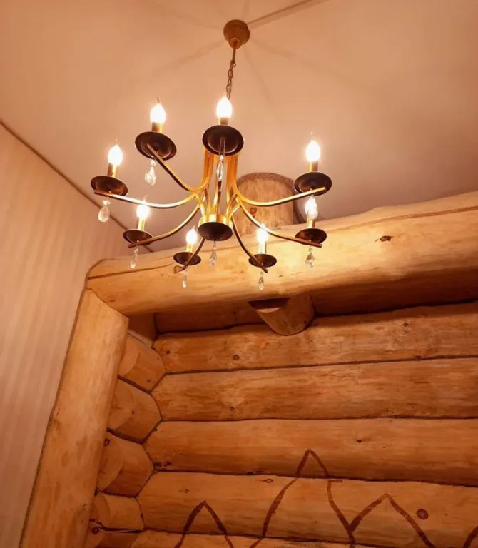 Дом из круглого дерева возле горы