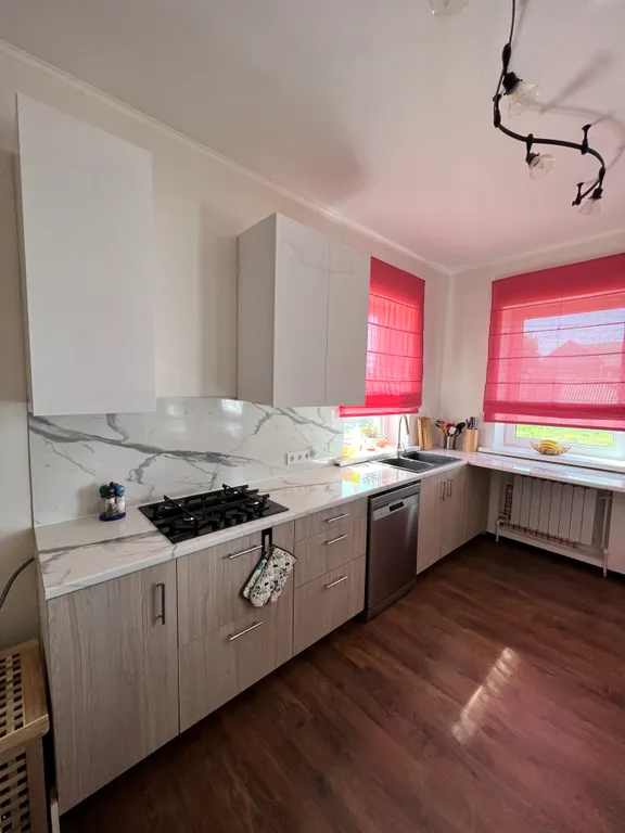 Большой коттедж с камином на просторном участке по Новой Риге