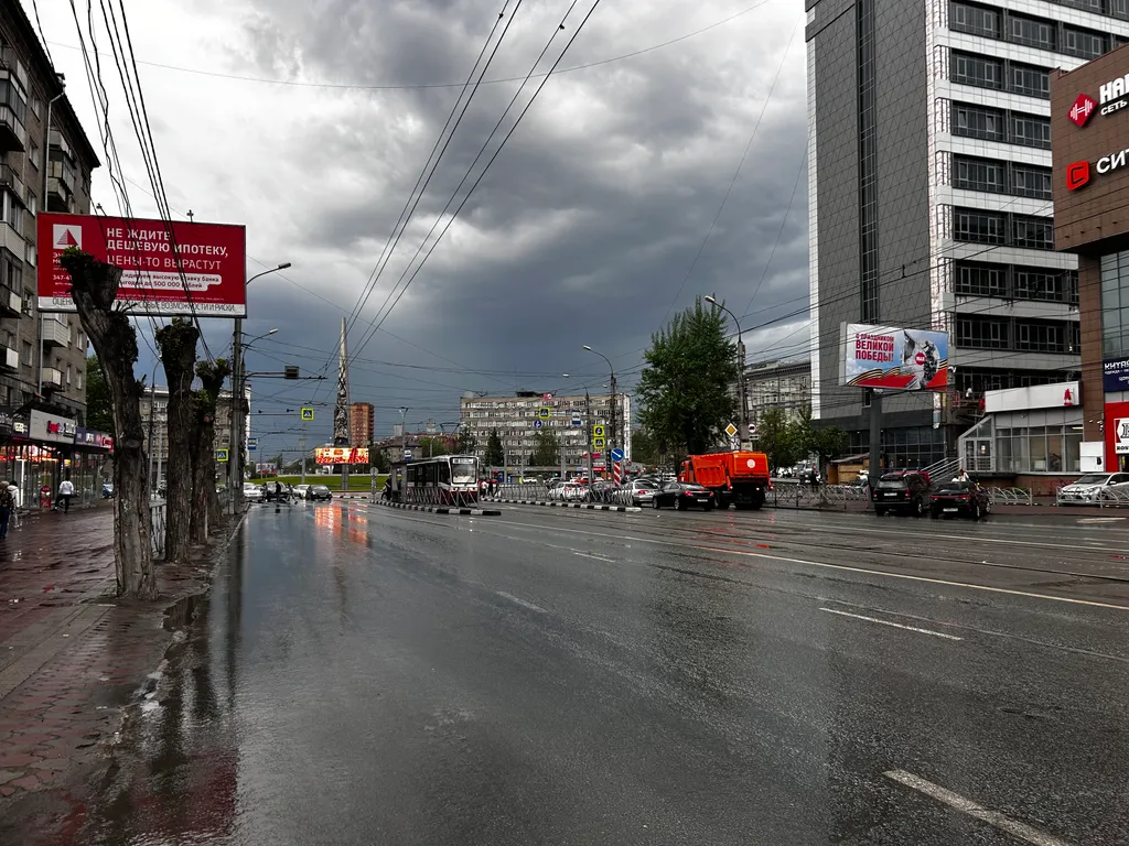 Рядом с метро Заельцовская