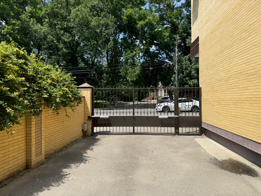 Закрытая территория парковка возле театральной площади и входа в парк