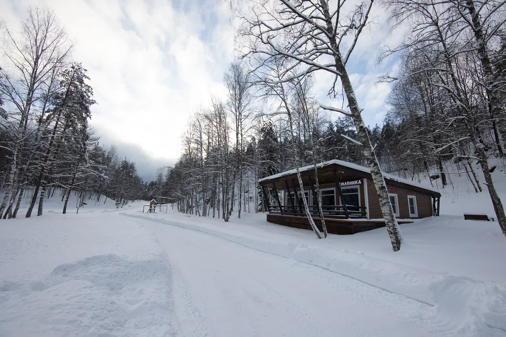 Просторный коттедж с двумя спальнями, камином и сауной