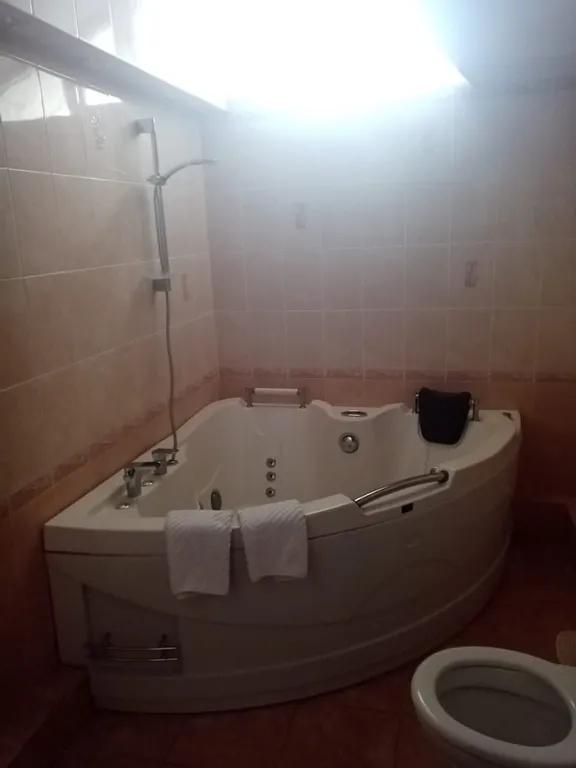 Уютный дом на берегу реки