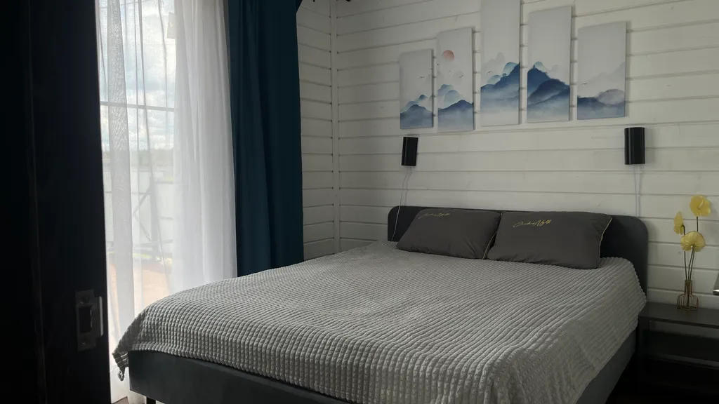 Дом с бассейном и сауной у пруда