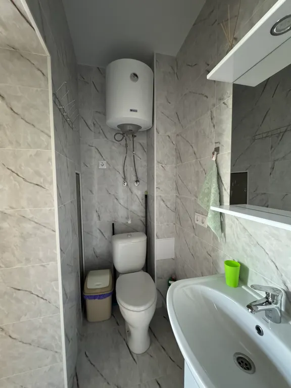 Уютная студия с дизайнерским ремонтом и балконом