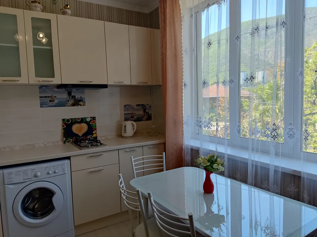 Дом со своим двором и парковкой