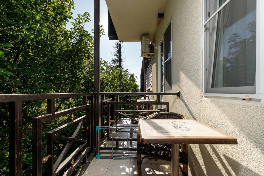 Квартира Апартаменты с балконом и видом на аллею — Адлер