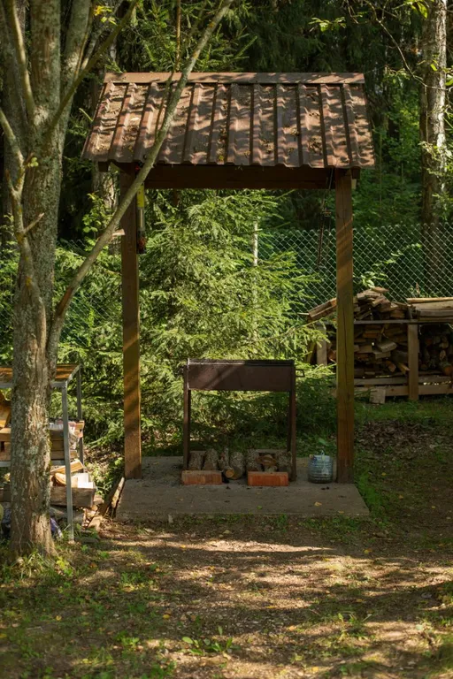 Уютный дом в лесу рядом с речкой