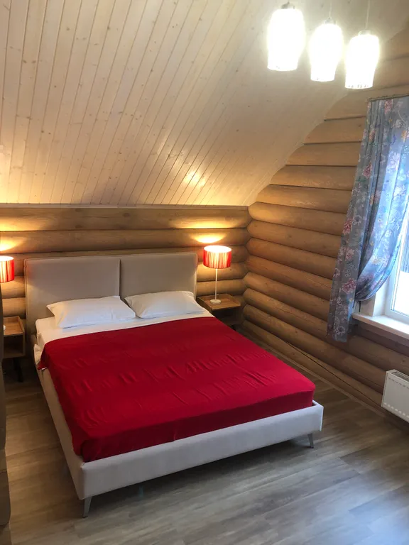 Дом у озера с теннисным столом