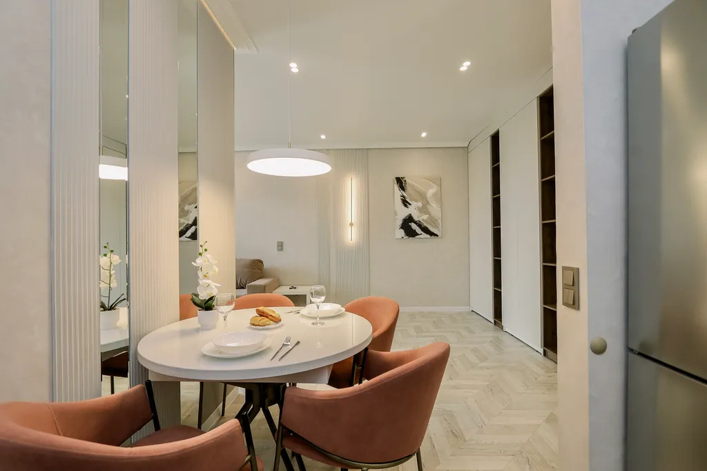 Апартаменты с видом на пруд и историческую часть города