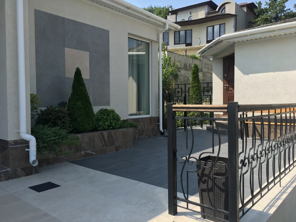 Дом с бассейном, баней и видом на море