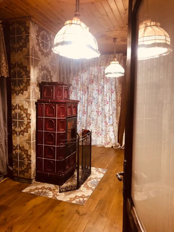 Изба (дом) из экологически чистого бревна под камышовой крышей в лесу