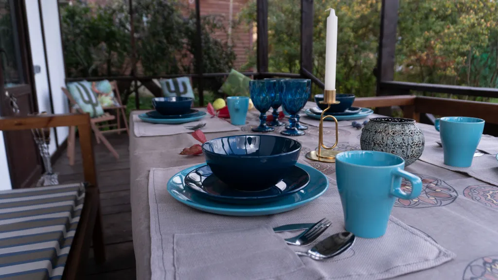 Красивый домик в лесу у реки