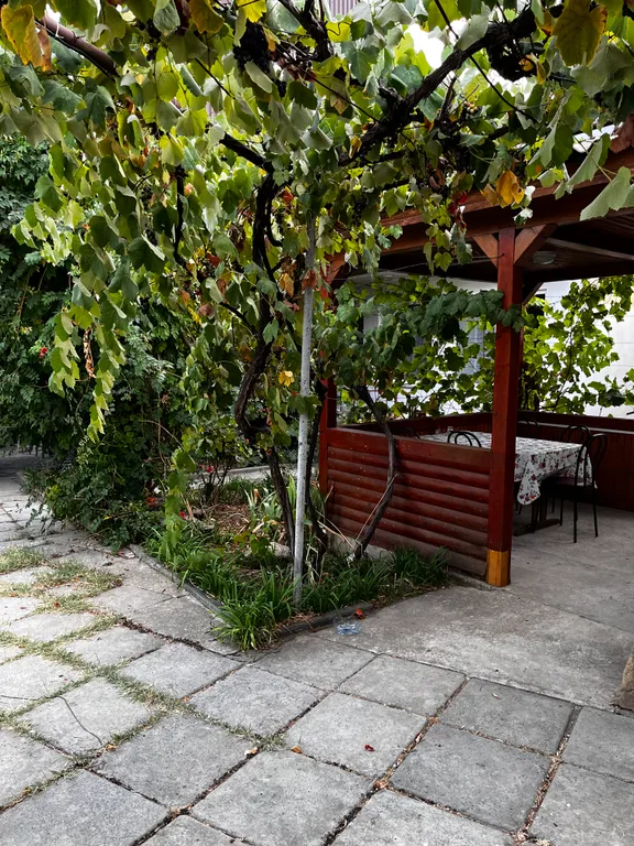 Домик у подножья Генуэзской крепости