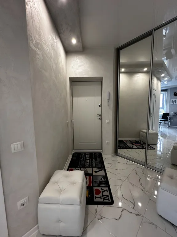 Стильные апартаменты с парящей кроватью и джакузи