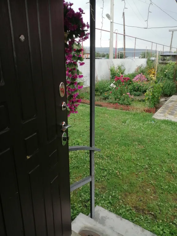 Домик в тихом месте возле горной реки