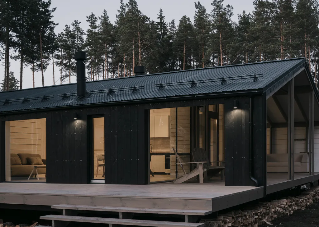 Загородный дом с просторной террасой и баней