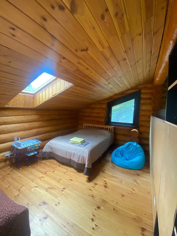 Дом на берегу реки с баней