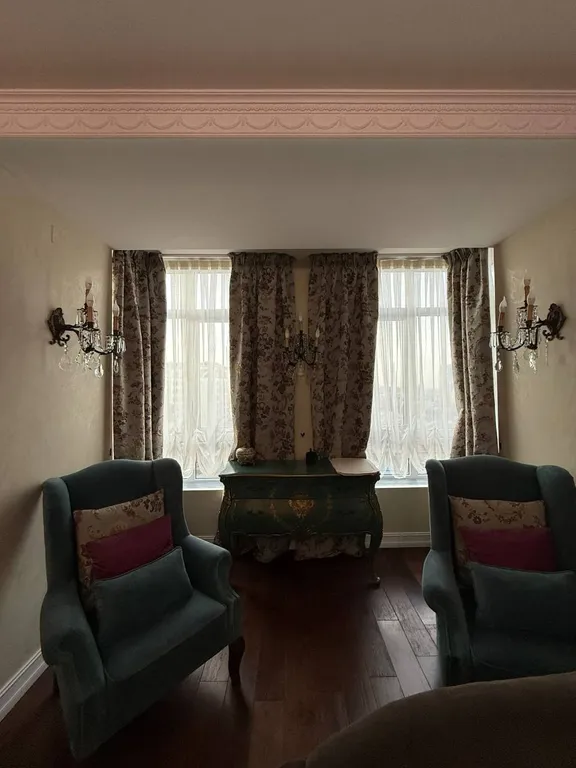 Квартира с видом на горы, город и храм Святого Георгия от Juls Apart