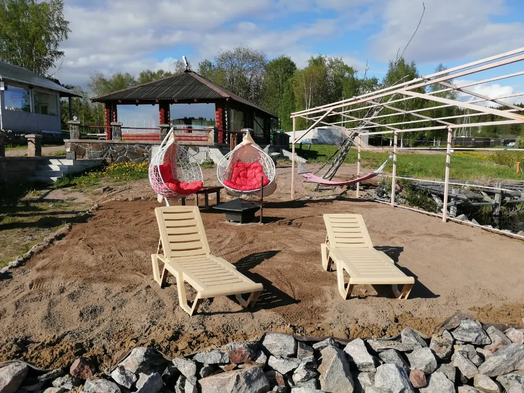 Уютный, комфортный для проживания на берегу озера, в зелени и тишине