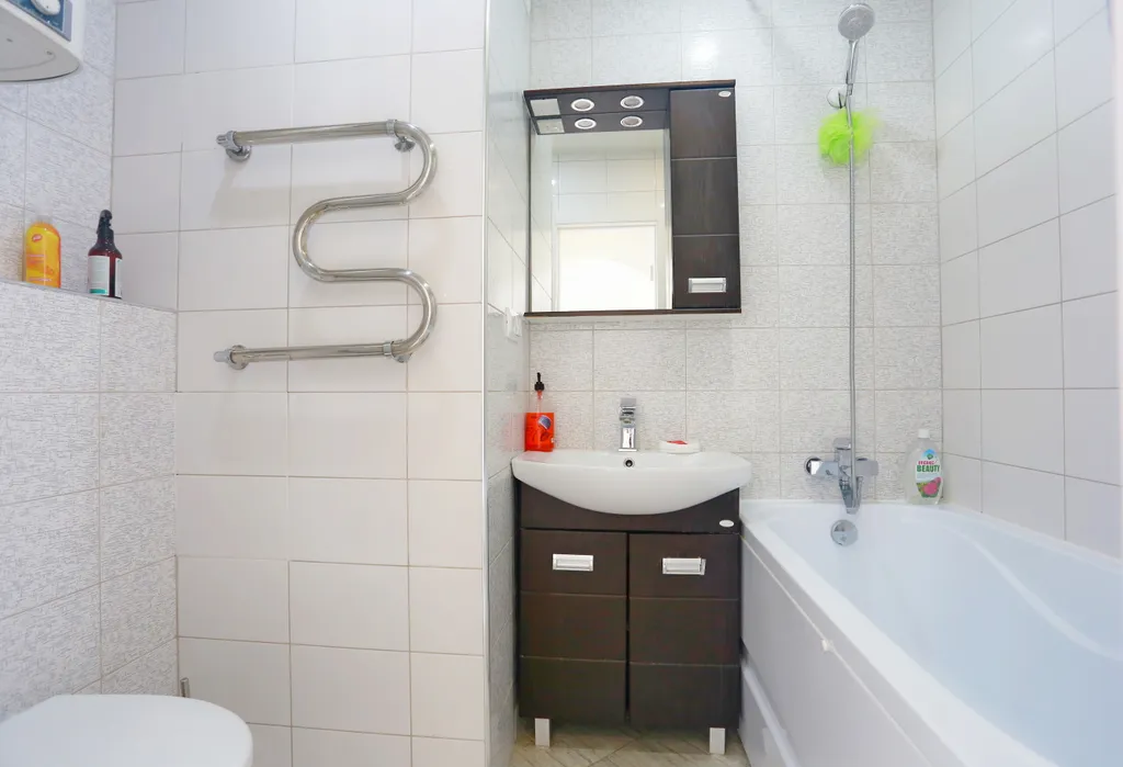 Уютная квартира в стиле лофт с комфортной кроватью и угловым диваном