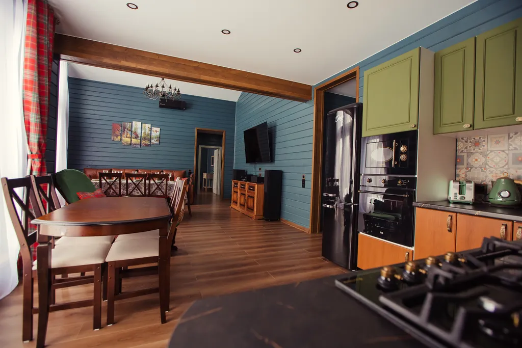 Большой панорамный коттедж в английском стиле с видом на озеро