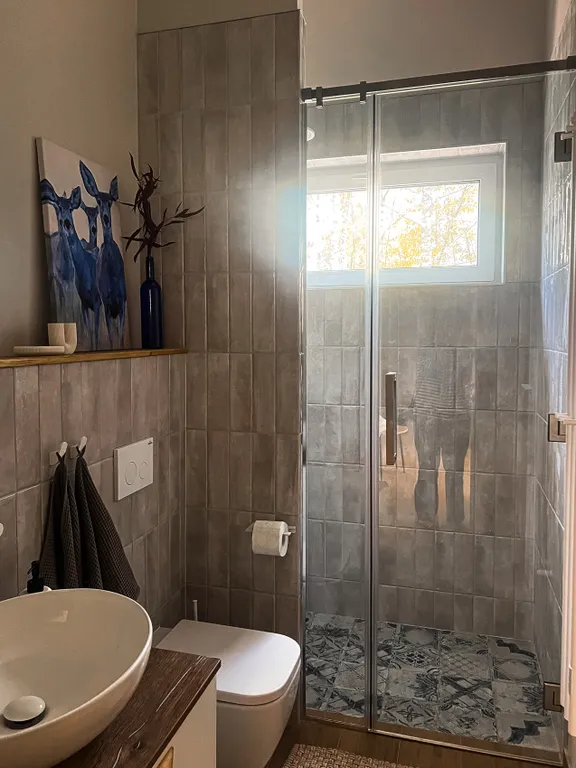 Новый стильный дом с зоной SPA, камином и красивым садом у леса