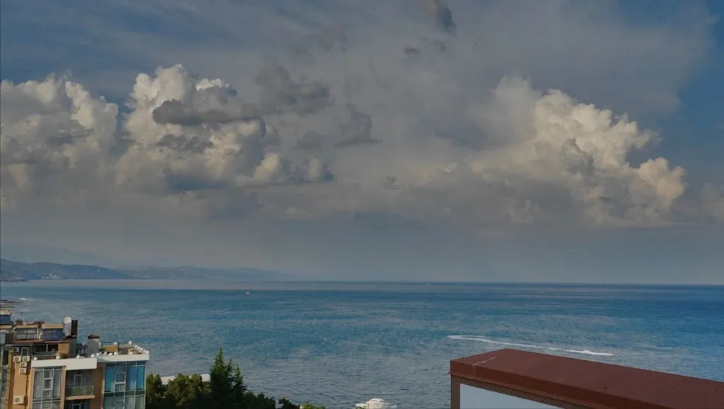 Квартира-студия у моря на 1 линии с балконом