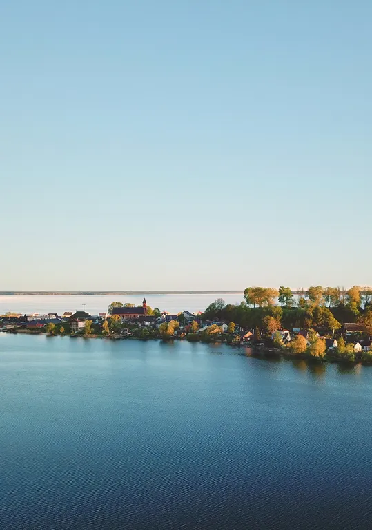 Уютный домик у озера