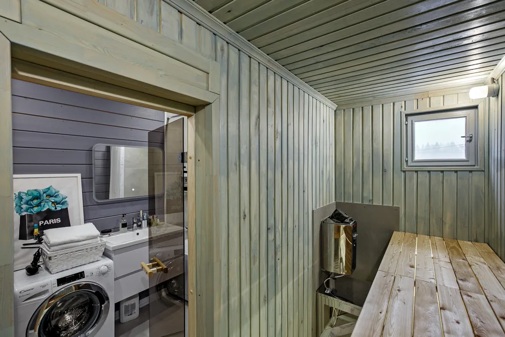 Grey House с дикими зайцами