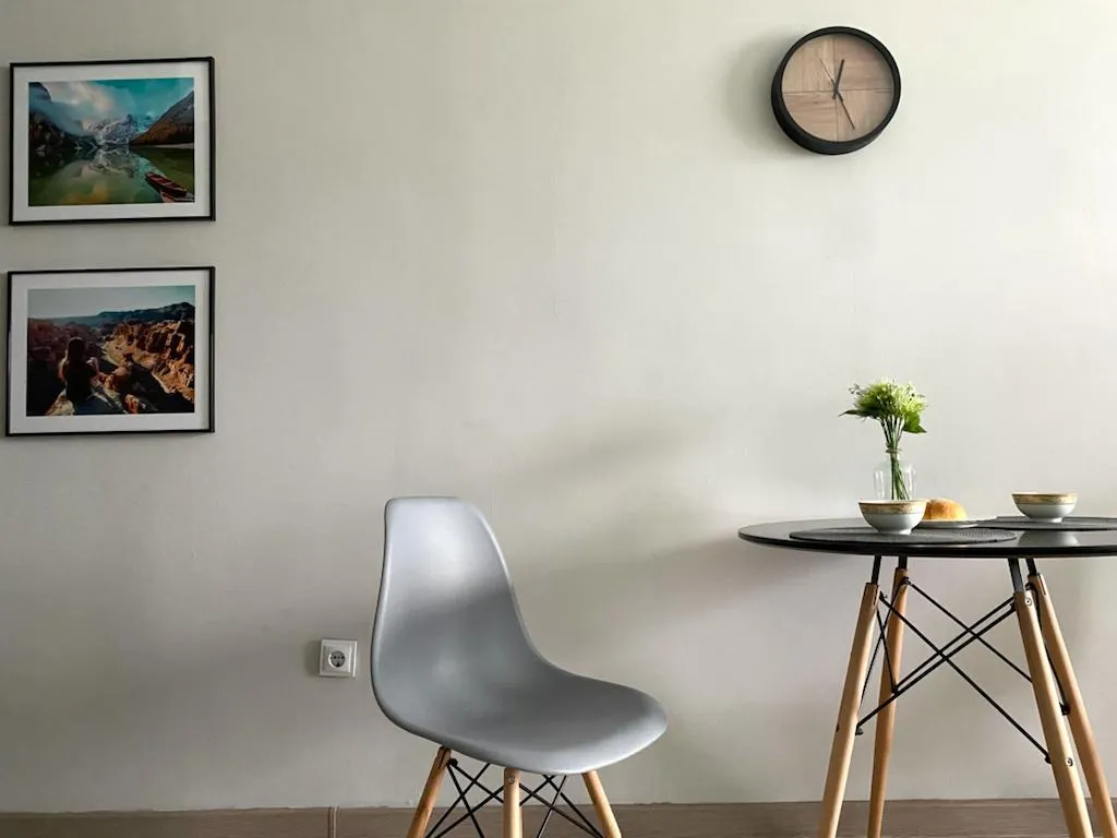 Студия Көктем с национальным колоритом и  видом на город