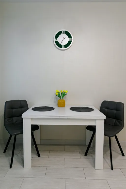 Изумрудная квартира через дорогу от ИМР Цыба