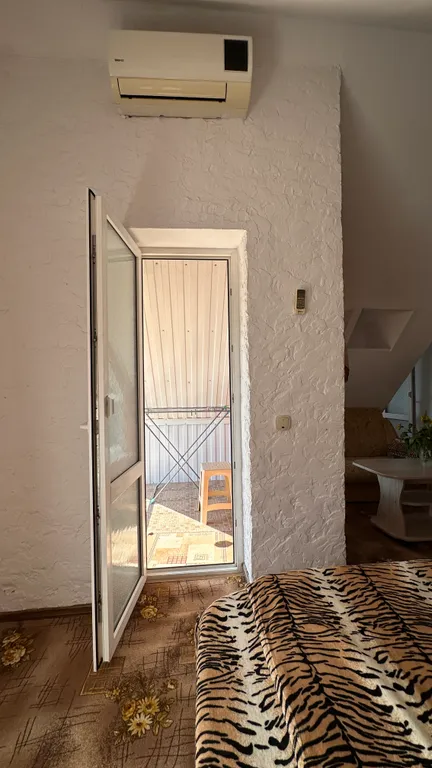 Благоустроенная комната в коттедже с двумя балконами и видом на море.