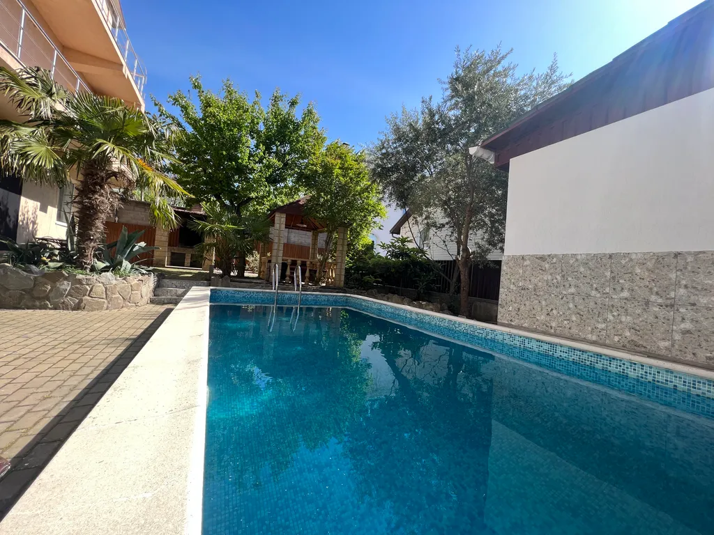 Дом с бассейном и баней