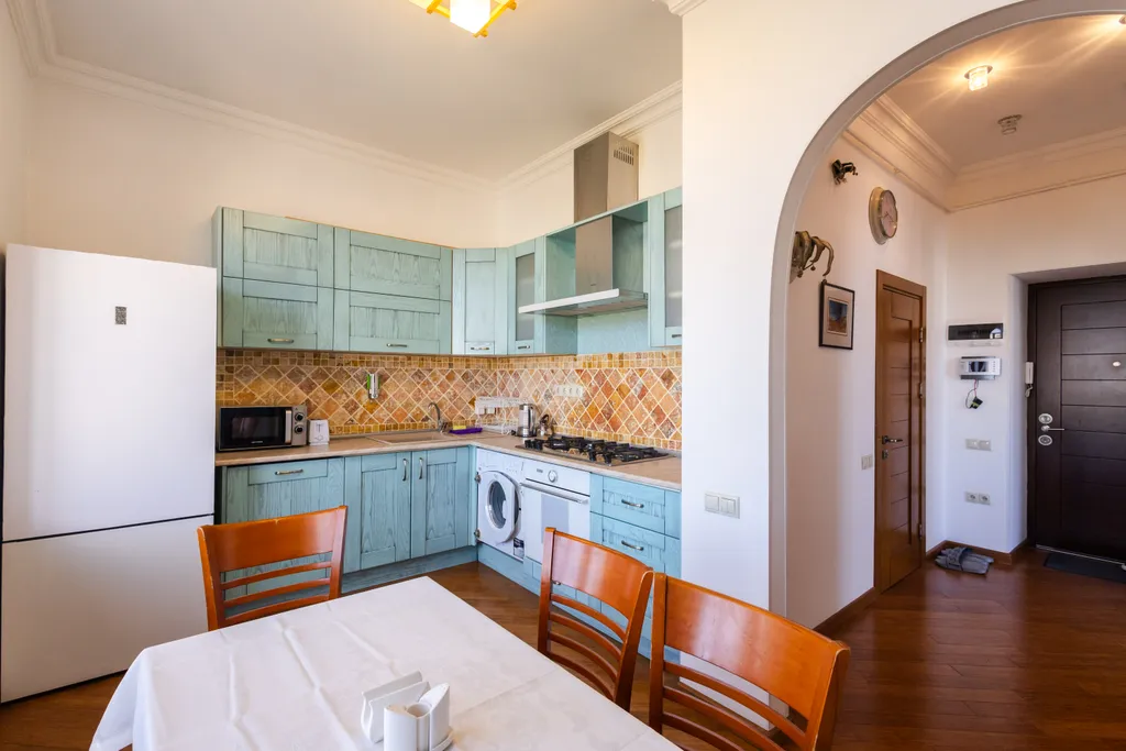 Апартаменты с видом на торговую улицу