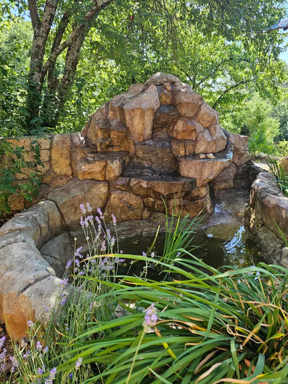 Дом в лесу с каминным деревом внутри