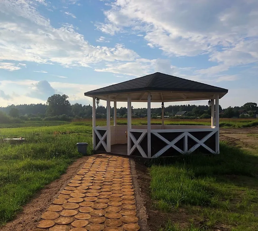 Уютный дом на берегу реки