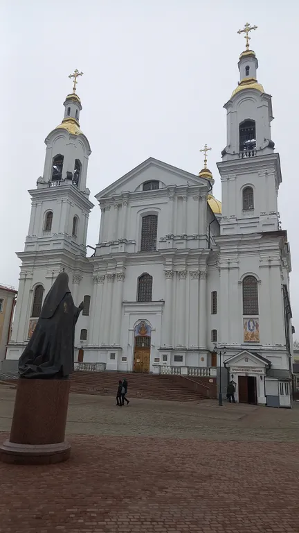 Новая трехкомнатная квартира в самом центре с видом на площадь Победы