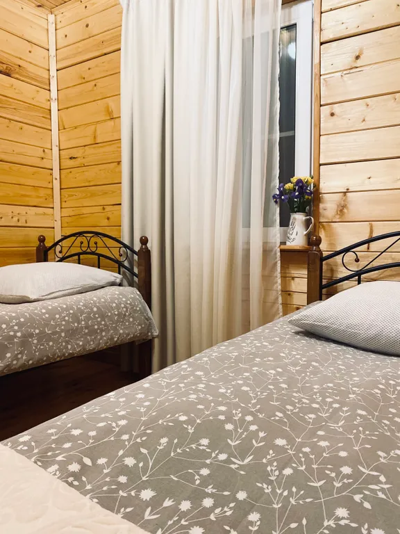 Берлога люкс, коттедж с банным чаном для отдыха с видом на лес и скалы