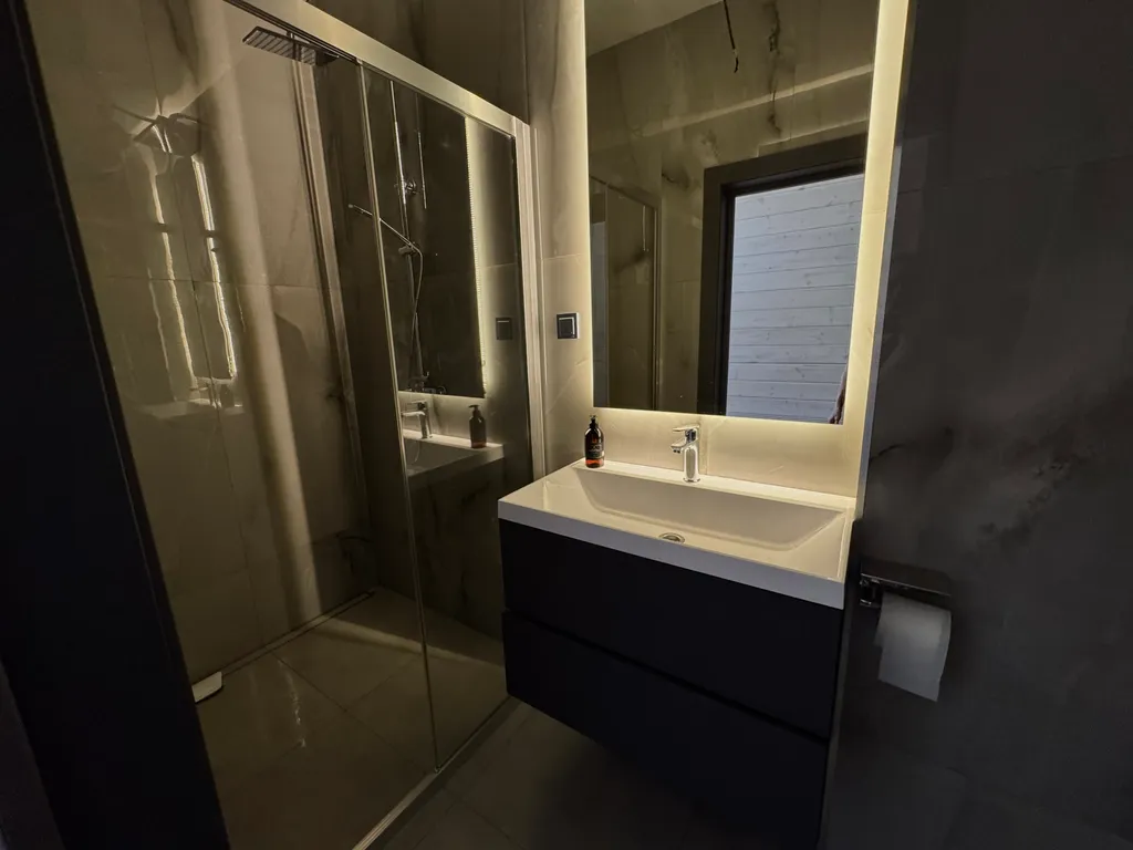 Уютный дом у озера, в 50 километрах от Петербурга, с мангалом, Wi-Fi